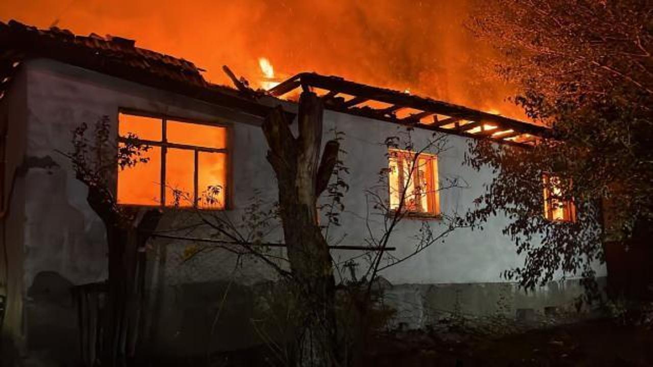 Kastamonu'da 2 katlı ahşap ev alevlere teslim oldu!