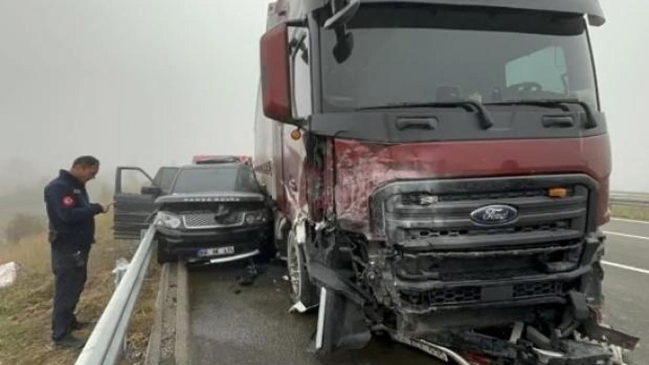 Anadolu Otoyolu&rsquo;nda sis kazası: TIR, cipi metrelerce s&uuml;r&uuml;kledi