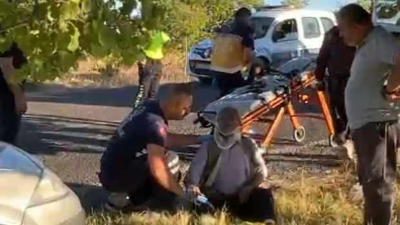 Park halindeki arabanın &ouml;n&uuml;nde namaz kılıyordu: Bir anda altında kaldı