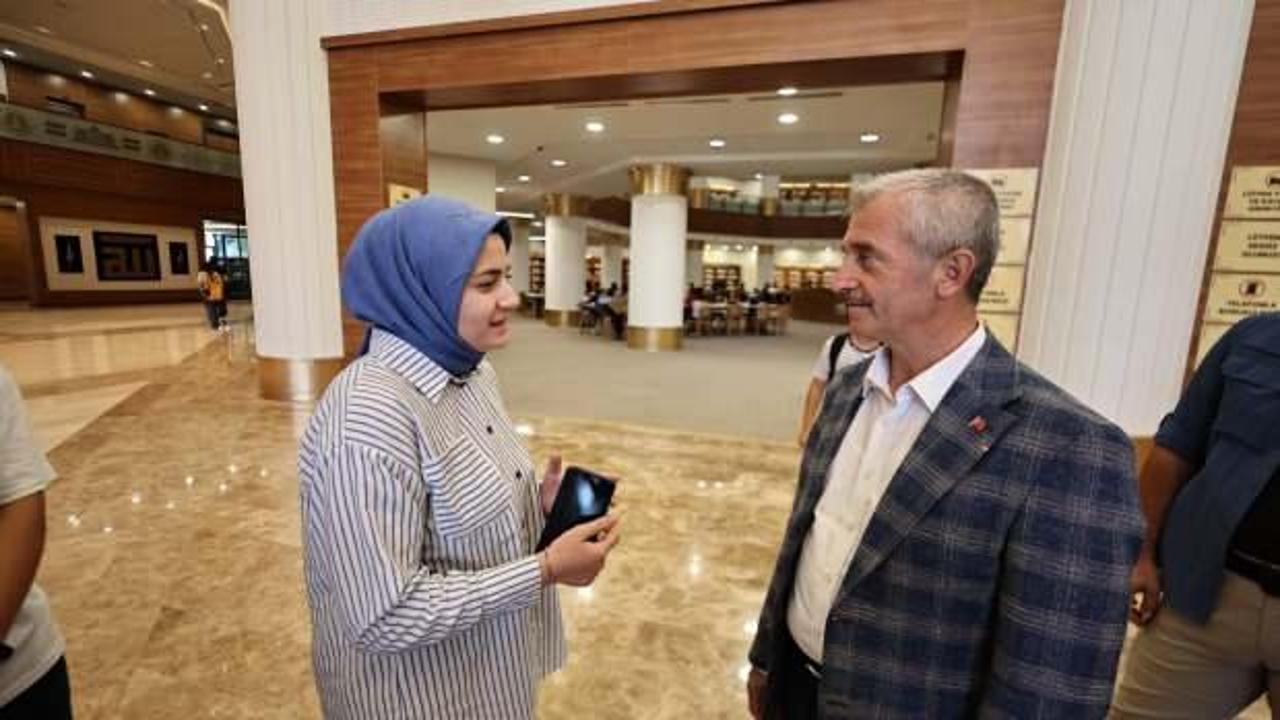 Başkan Tahmazoğlu, Şahinbey Millet K&uuml;t&uuml;phanesi'nde gen&ccedil;lerle bir arada