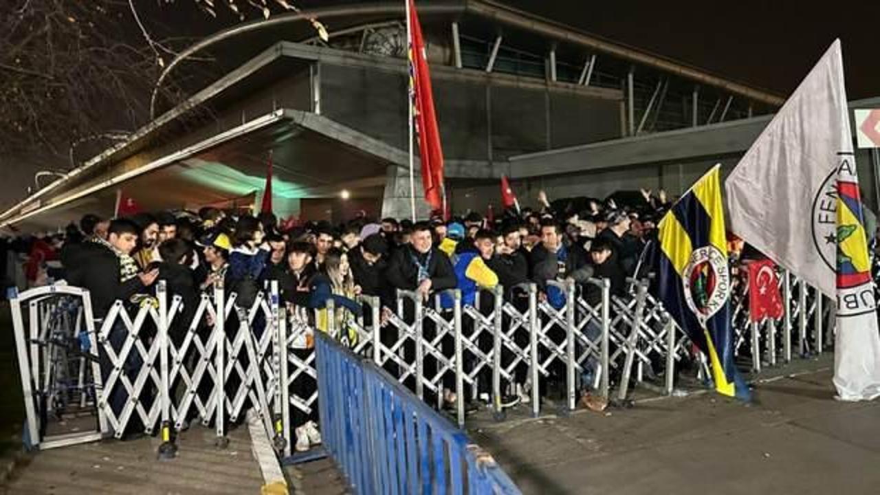 Fenerbah&ccedil;e'nin ma&ccedil;ı &ouml;ncesi T&uuml;rk taraftarlara saldırı! Yaralılar var