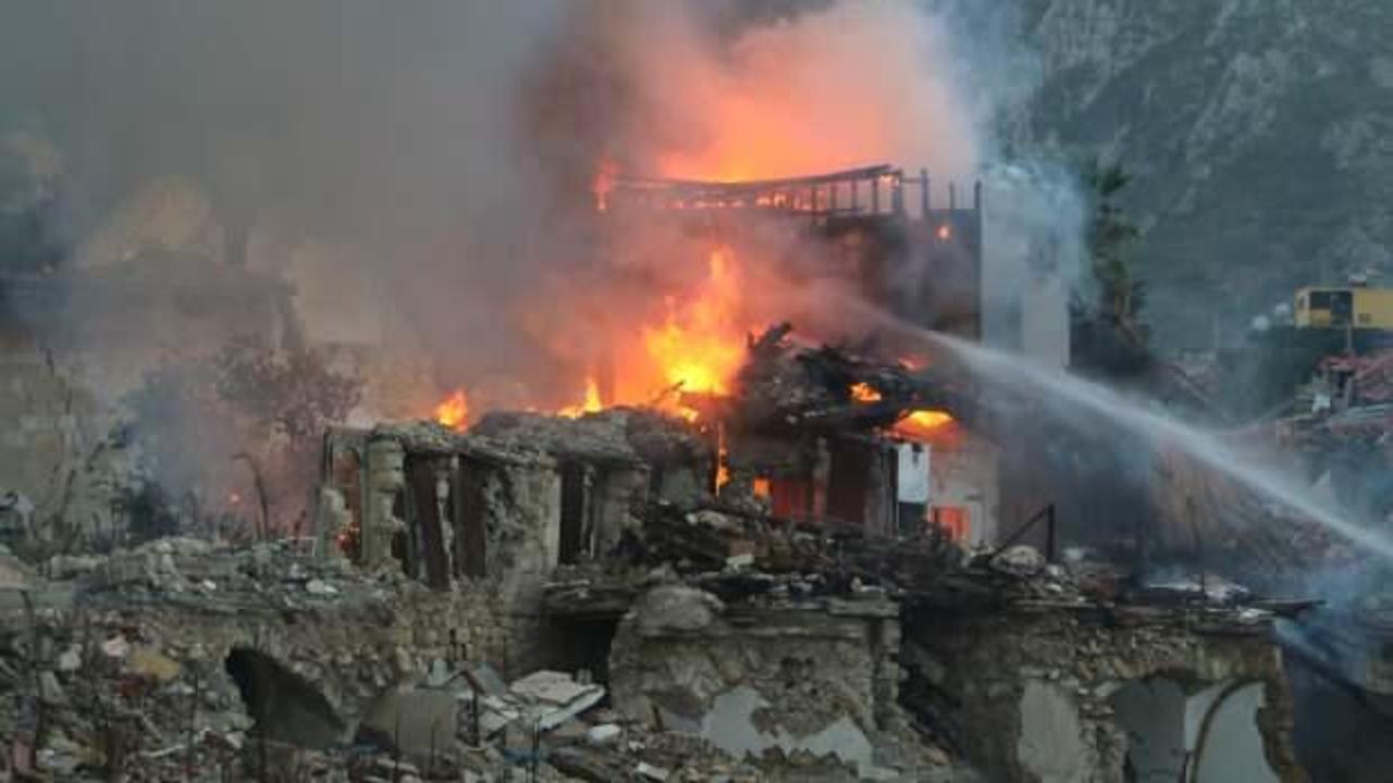 Ahşap bina alevlere teslim oldu