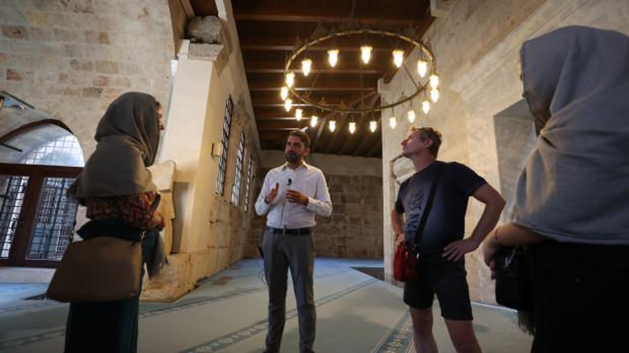 İmam, g&ouml;rev yaptığı camiyi 4 dilde turistlere tanıtıyor