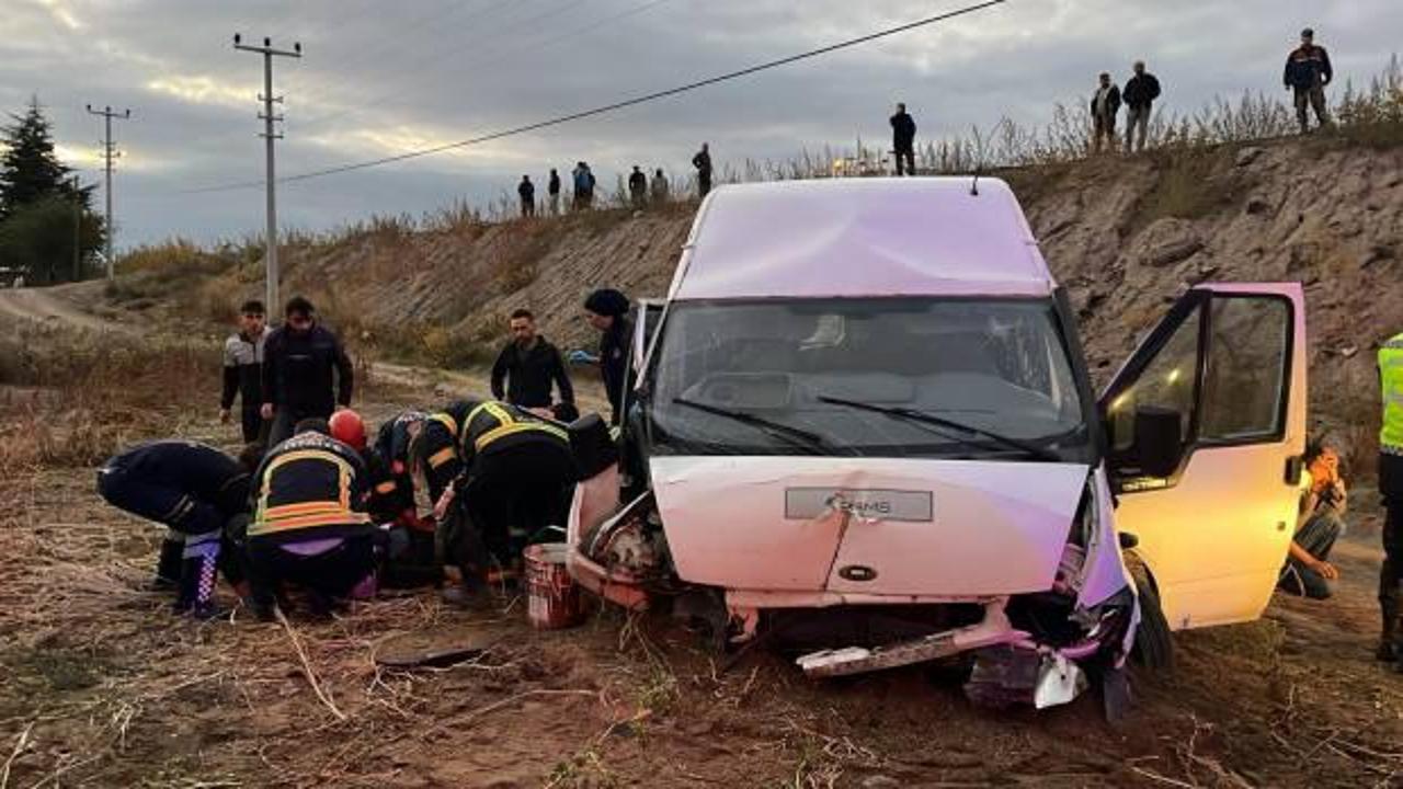 İş&ccedil;i servisi şarampole devrildi: 5 yaralı