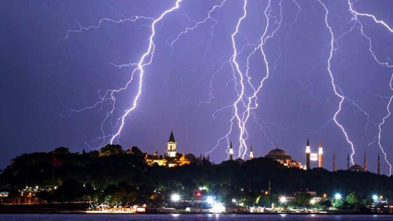 İstanbul'da sağanak aniden bastırdı! Şimşekler peş peşe &ccedil;aktı! Vatandaşlara uyarı