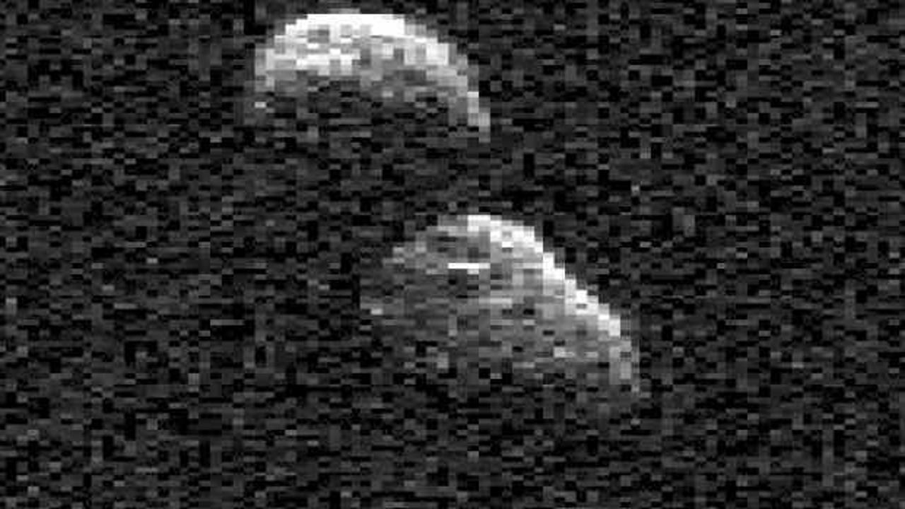 Kardan adam şeklindeki asteroid Dünya'nın yakınından geçti!