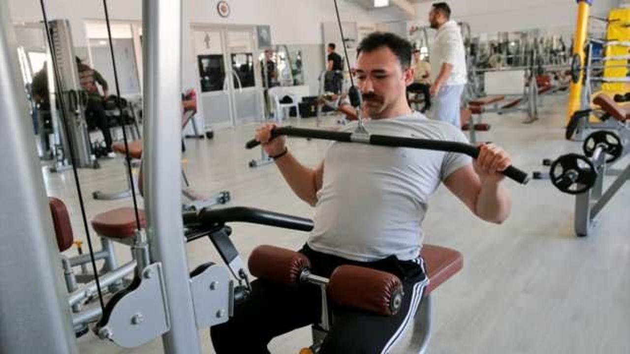 "V&uuml;cut adam" &uuml;nvanıyla anılan kaymakamı g&ouml;renler şaşkına d&ouml;n&uuml;yor