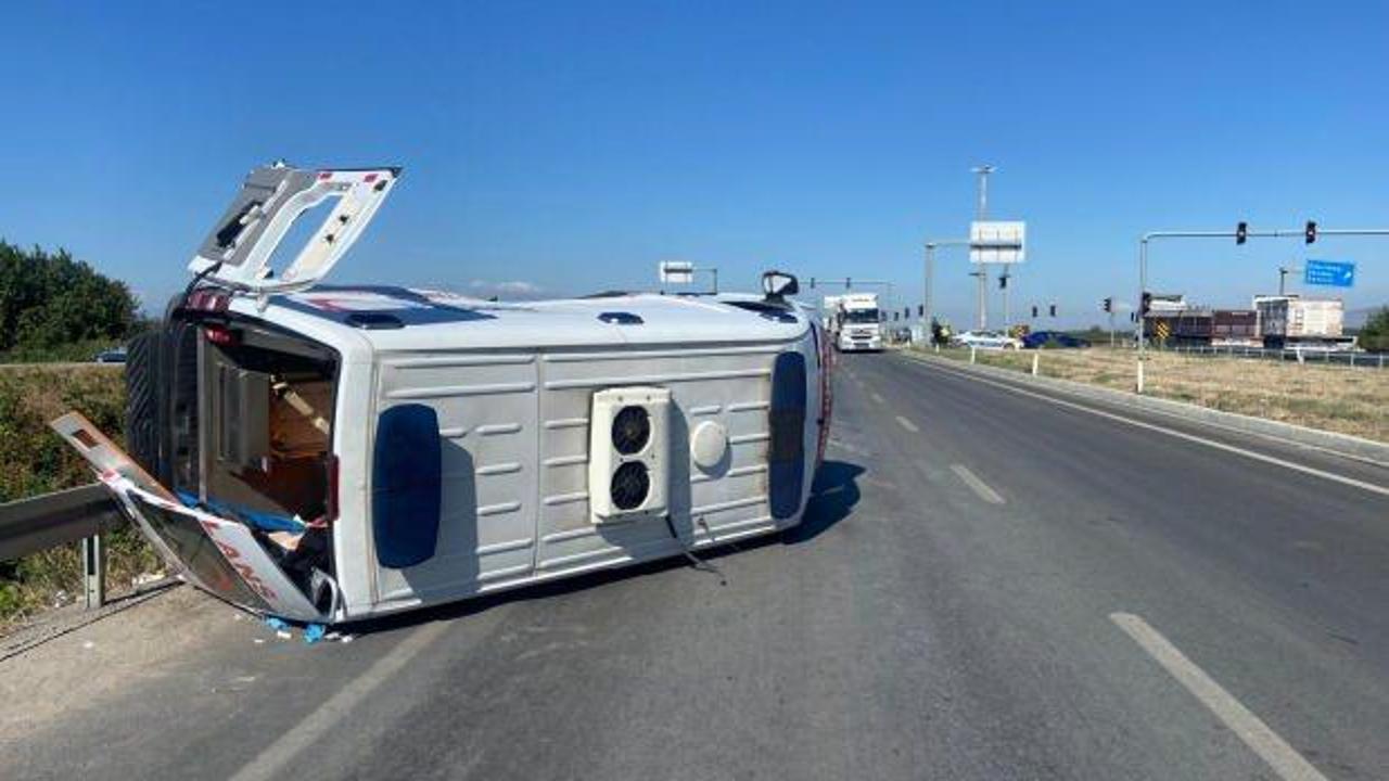 Manisa'da ambulans ile hafif ticari araç çarpıştı: Yaralılar var!