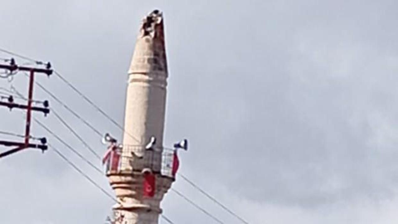 Sivas'ta yıldırım d&uuml;şen caminin minaresi zarar g&ouml;rd&uuml;