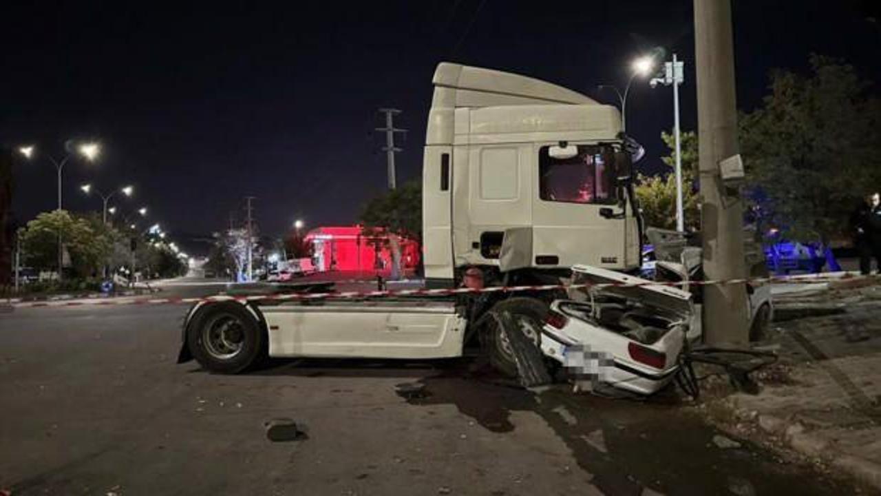 Tır, işçi servisi ve otomobile çarparak durabildi: 13 yaralı