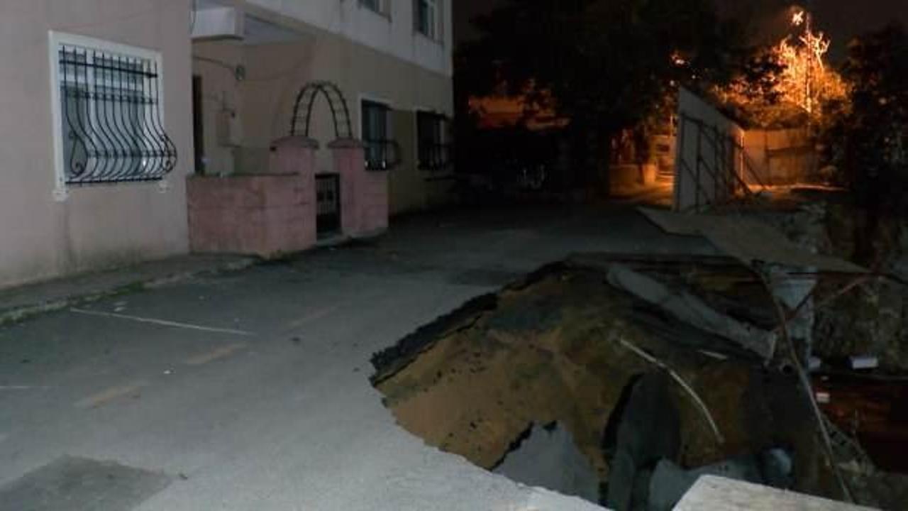 Üsküdar'da yol çöktü; 3 katlı bina boşaltıldı