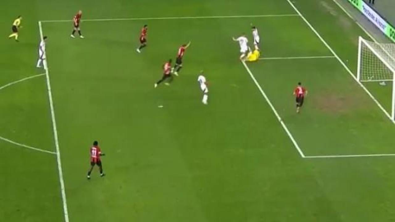 VAR'dan uyarı geldi! Beşiktaş, Gaziantep'te penaltı kazandı