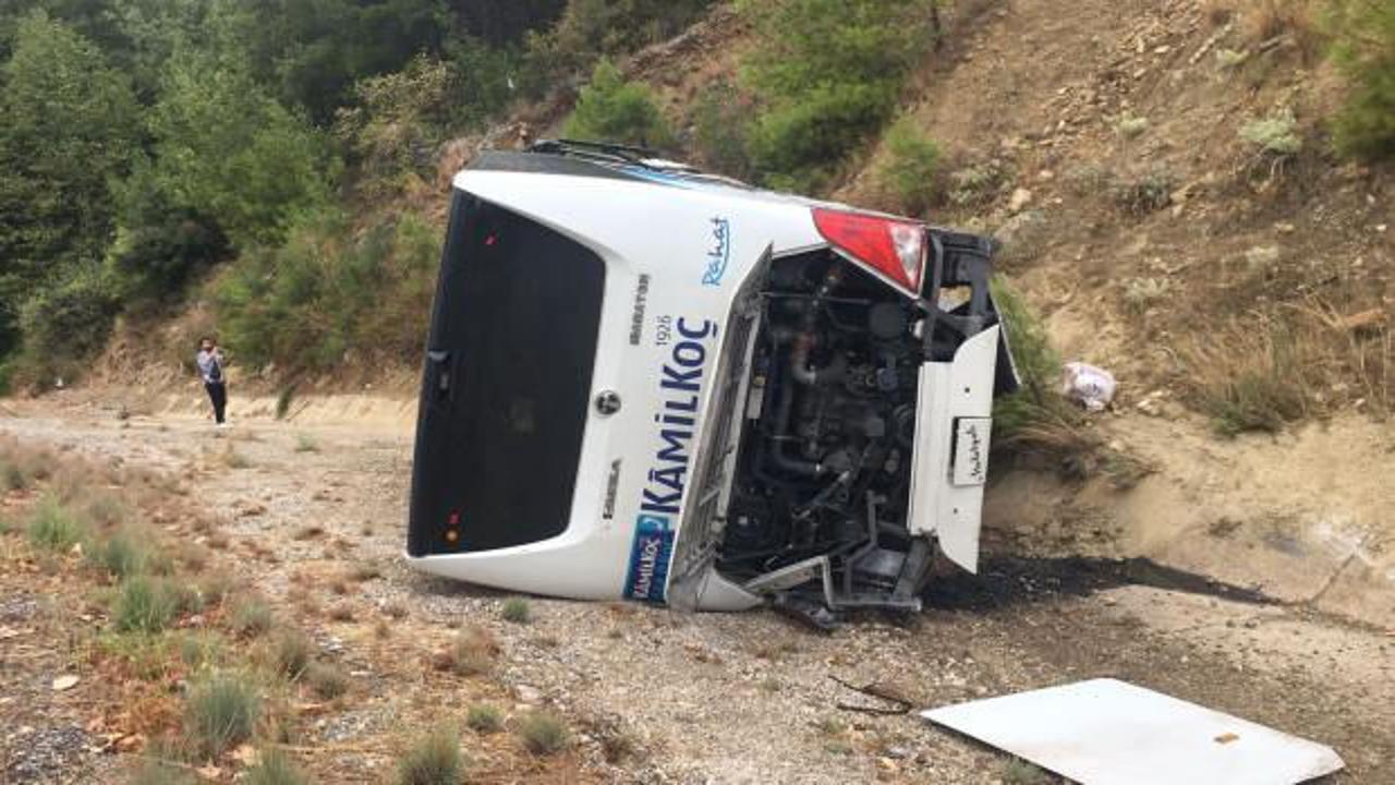 Yolcu otob&uuml;s&uuml; şarampole devrildi