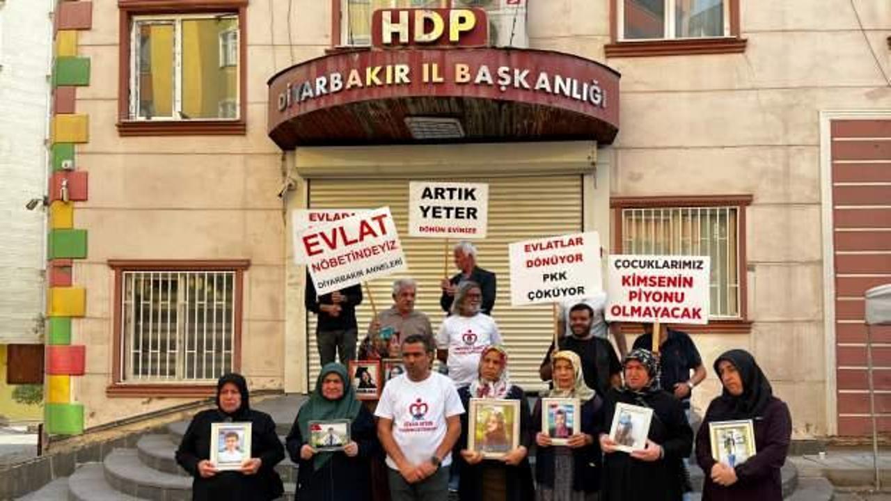 Diyarbakır anneleri iddialara rest &ccedil;ekti: Kefenimizi cebimize koyduk da geldik
