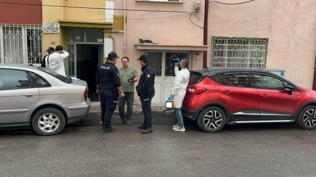 Emekli &ouml;ğretmen, &lsquo;kedi besleme&rsquo; kavgasında baba-oğlu tabancayla yaraladı
