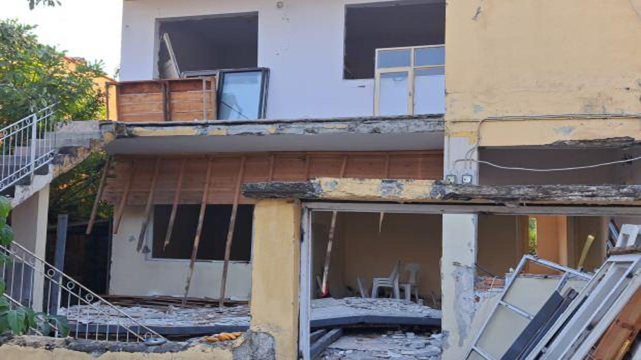 Hatay'da facia gibi olay: Hasarlı evin &ccedil;&ouml;ken balkonunun altında kalan 2 kişi &ouml;ld&uuml;