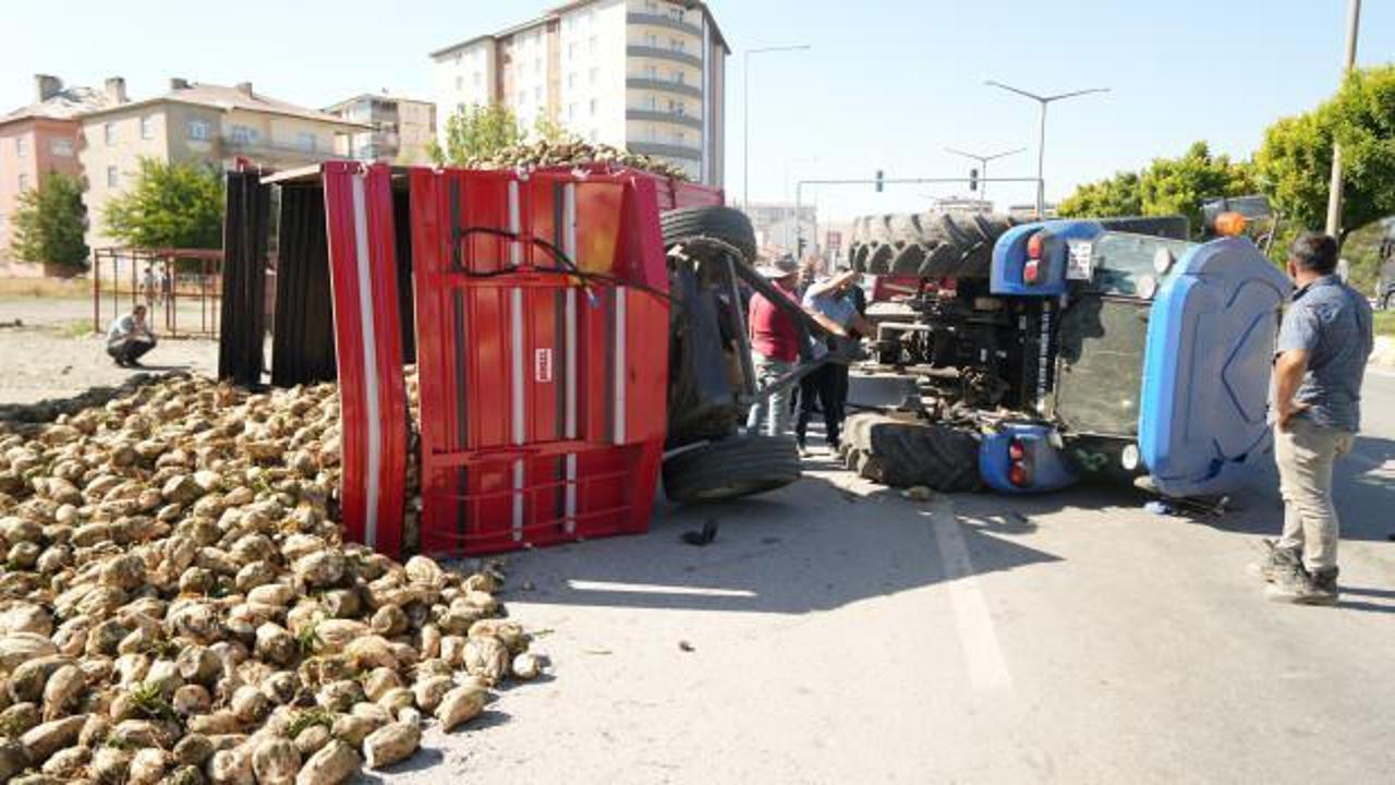 Muş'ta feci kaza: Şeker pancarı y&uuml;kl&uuml; trakt&ouml;r devrildi!