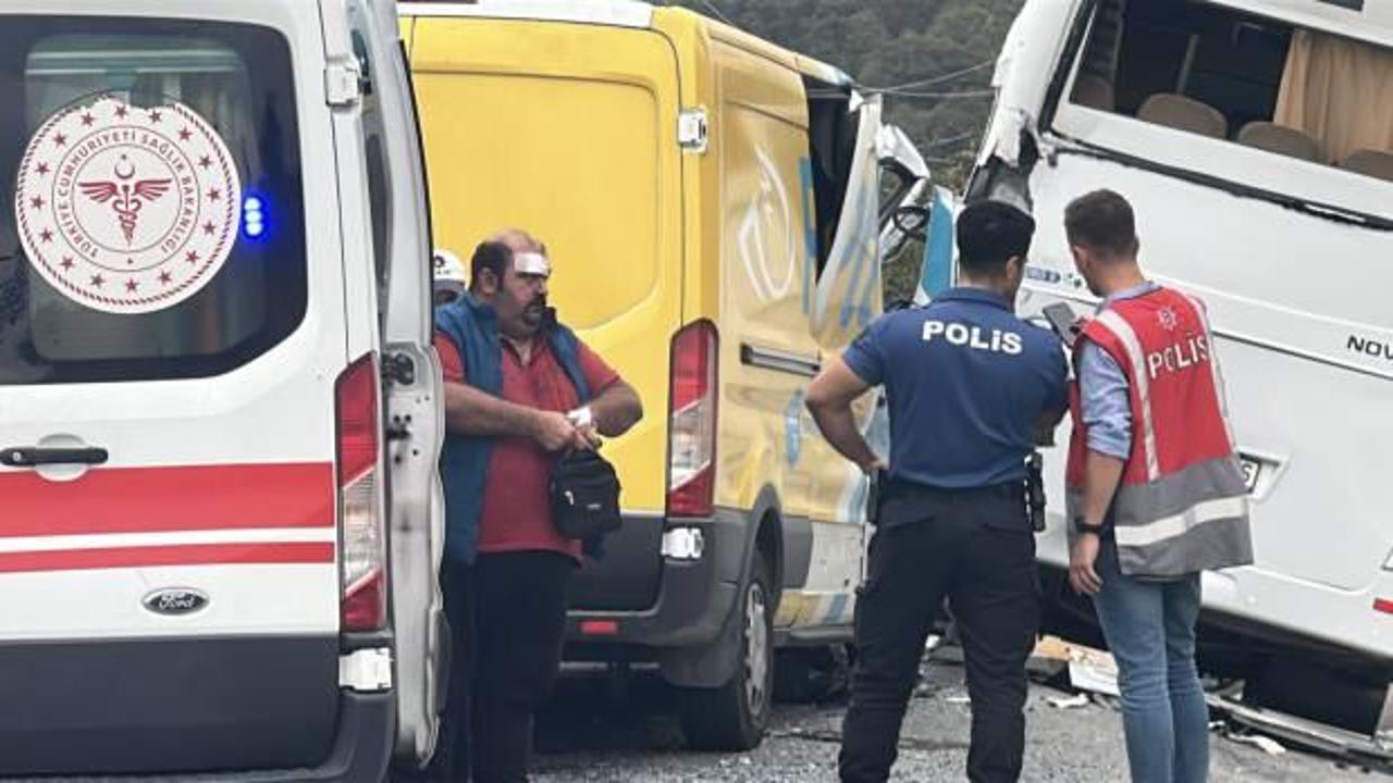 PTT aracı ile servis minib&uuml;s&uuml; &ccedil;arpıştı! Meraklı vatandaşlardan skandal hareket