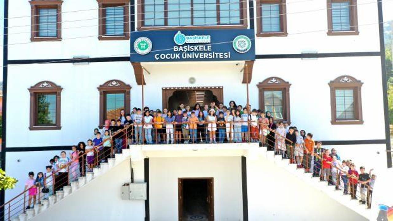 Yaşlarının ufak olduğuna bakmayın hepsi &uuml;niversiteli 