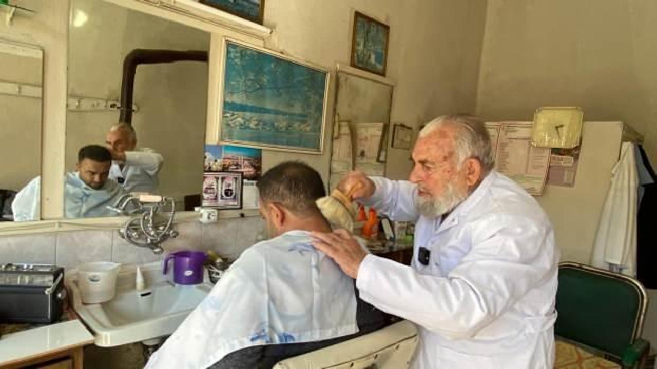 Berber dede gen&ccedil;lere taş &ccedil;ıkartıyor!