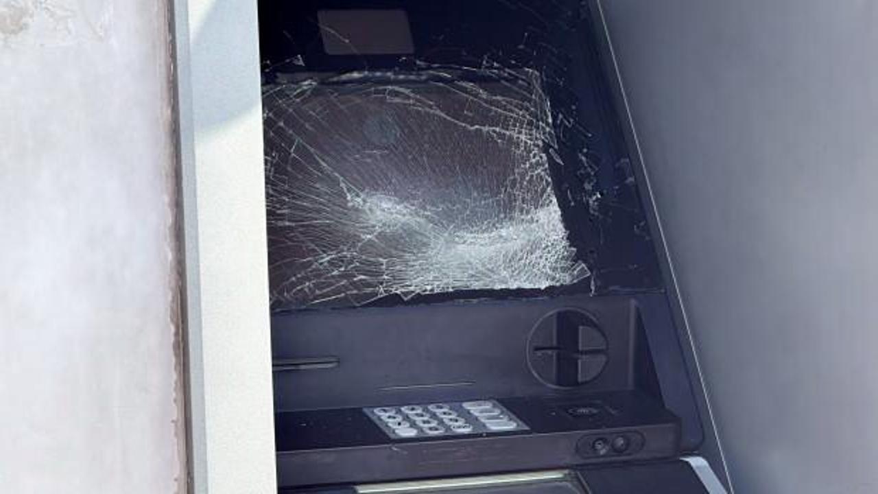 Kimse ne yaptığını anlamadı: ATM'lere taş ve çöp kovasıyla saldırı!