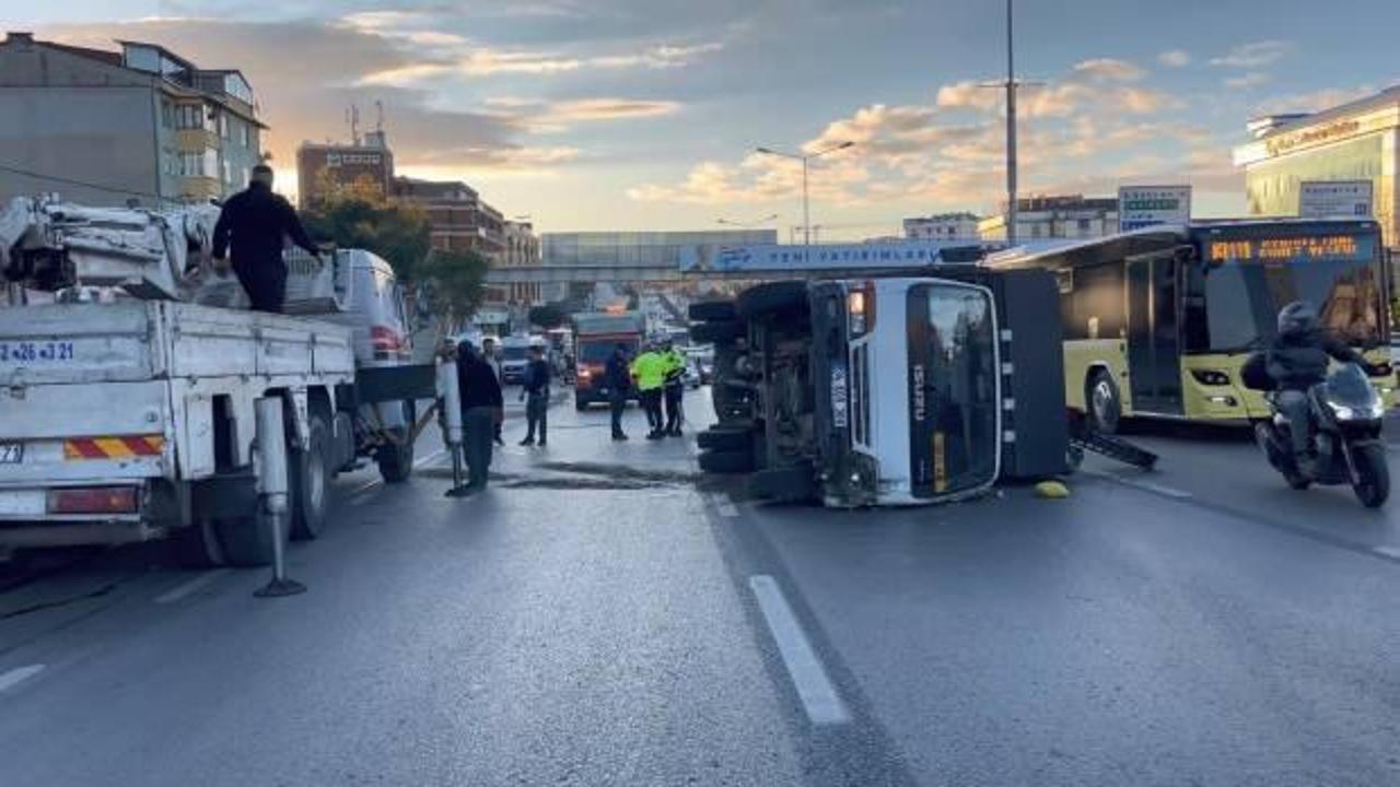 Pendik D-100'de kamyonet devrildi; trafik durma noktasına geldi