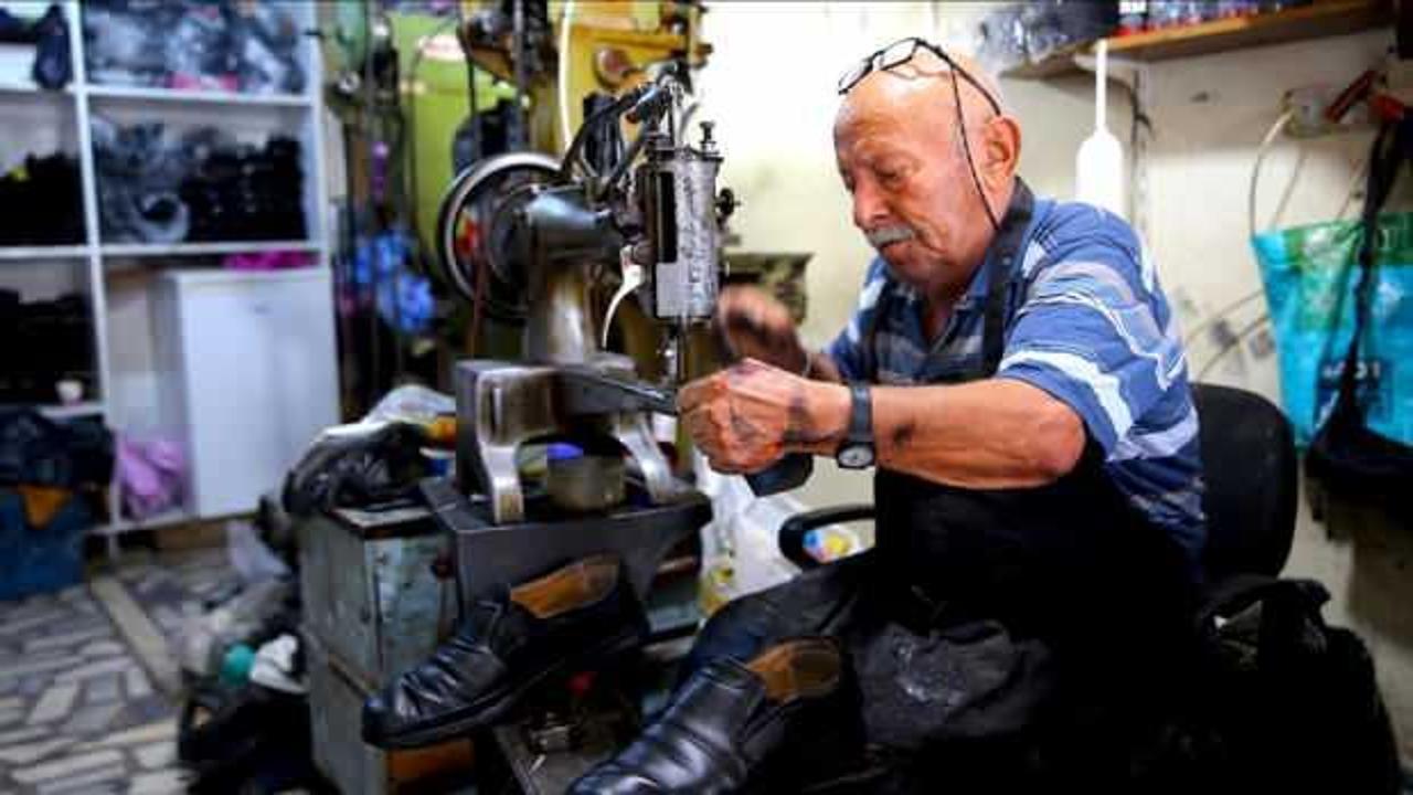 Selim usta 60 yıldır aynı dükkanda ayakkabı tamir ediyor