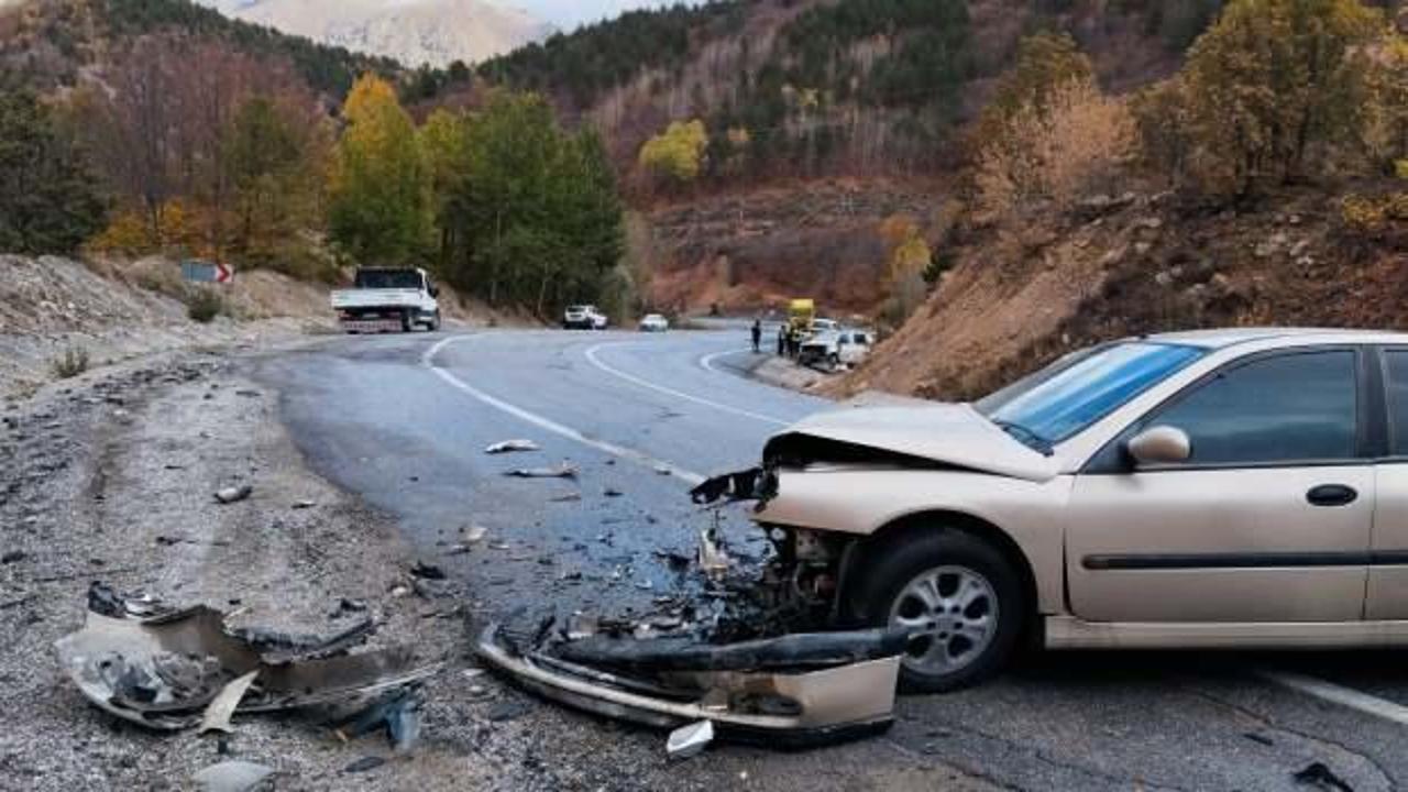 Sivas'ta feci kaza: Otomobil ile minibüs kafa kafaya çarpıştı