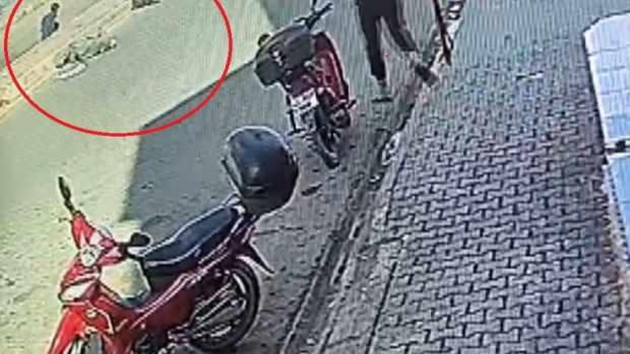 Vicdanları sorgulatan g&ouml;r&uuml;nd&uuml;: Yaşlı adama &ccedil;arptı &ouml;nce motosikletine doğru ilerledi!
