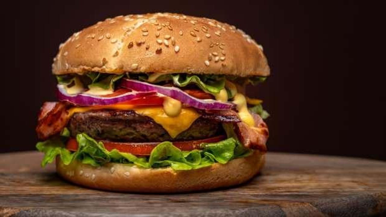 Ünlü hamburger zincirinde skandal! Ölümcül virüs bulaştı...Ölen de var