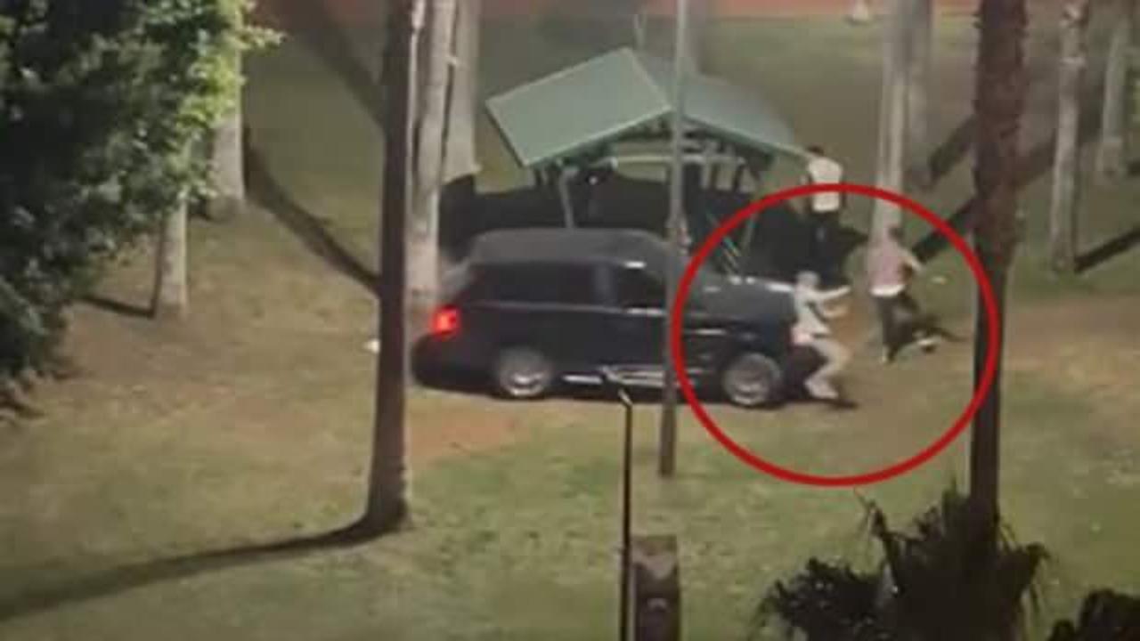 Aracını kalabalığın &uuml;zerine s&uuml;rd&uuml;