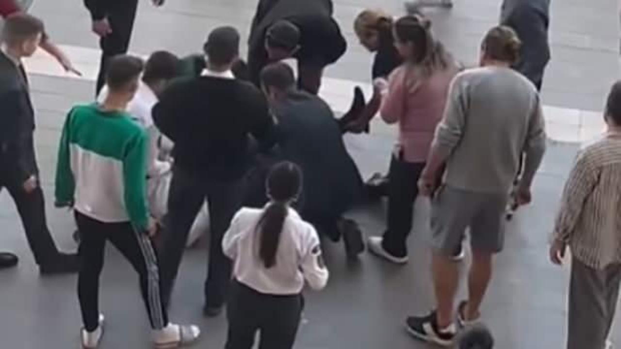 AVM'de dehşet anlar: 15 yaşında iki &ccedil;ocuk g&uuml;venlik g&ouml;revlisini bı&ccedil;akladı! 