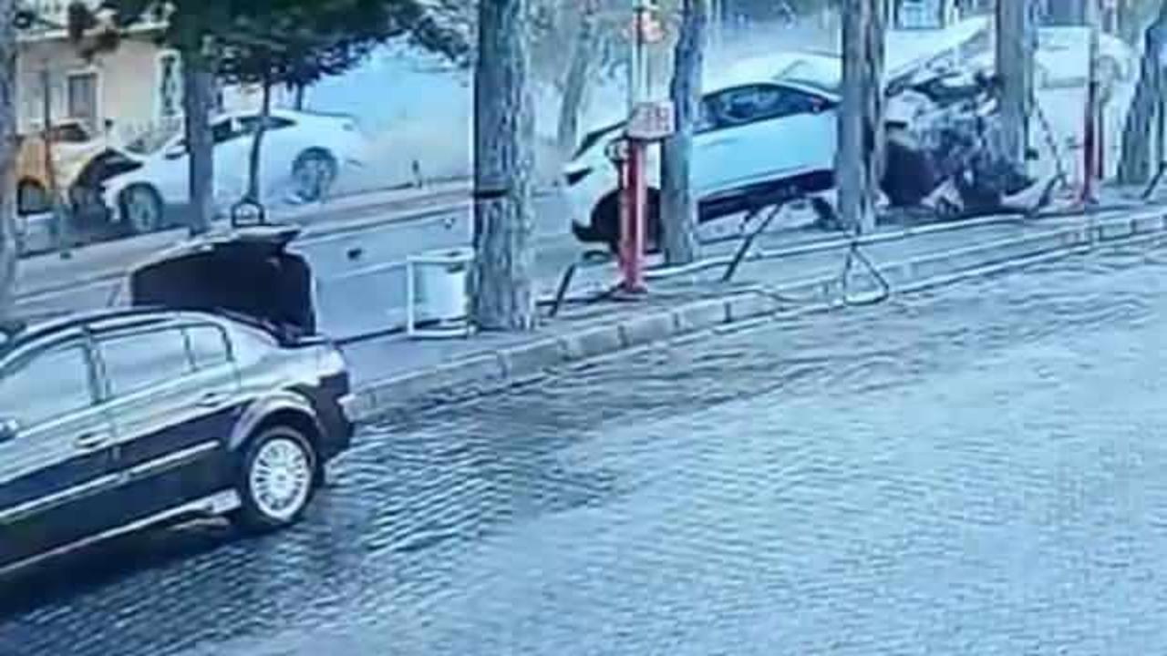 Ehliyetsiz s&uuml;r&uuml;c&uuml; trafikte dehşet sa&ccedil;tı: Anne hayatını kaybederken, oğlu yaralandı