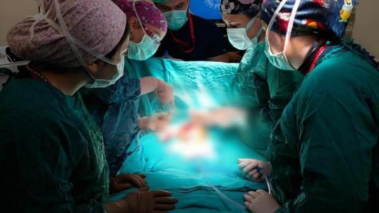 Karnında kitleyle d&uuml;nyaya gelen Hazal bebek 22 saatlikken ameliyat oldu!  