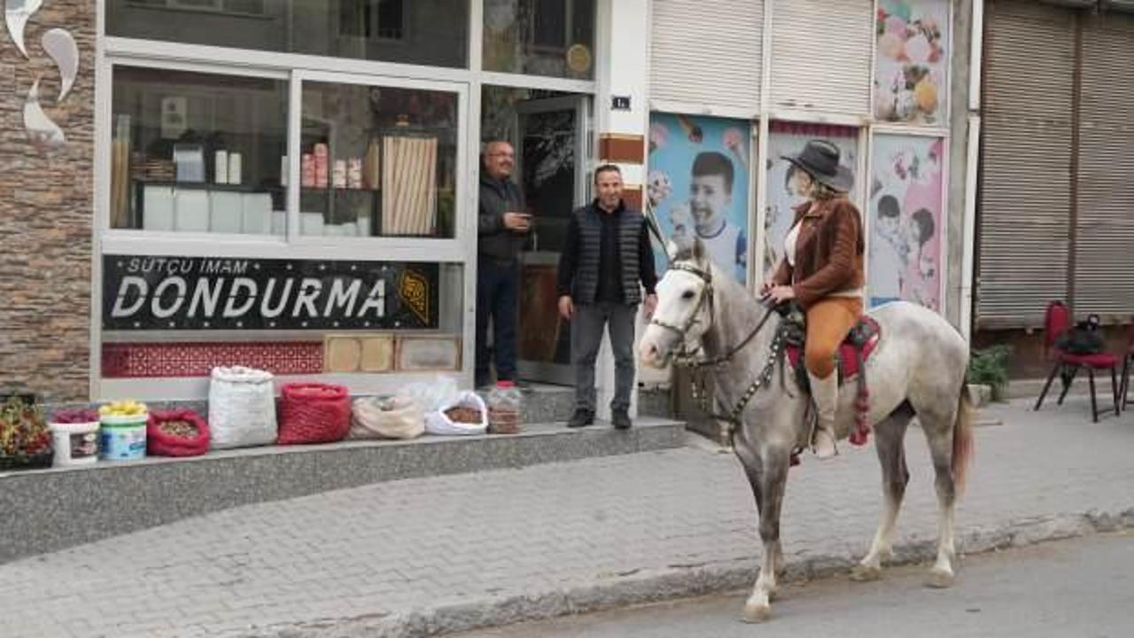 Niğde'nin kovboy muhtarı at sırtında dert dinliyor