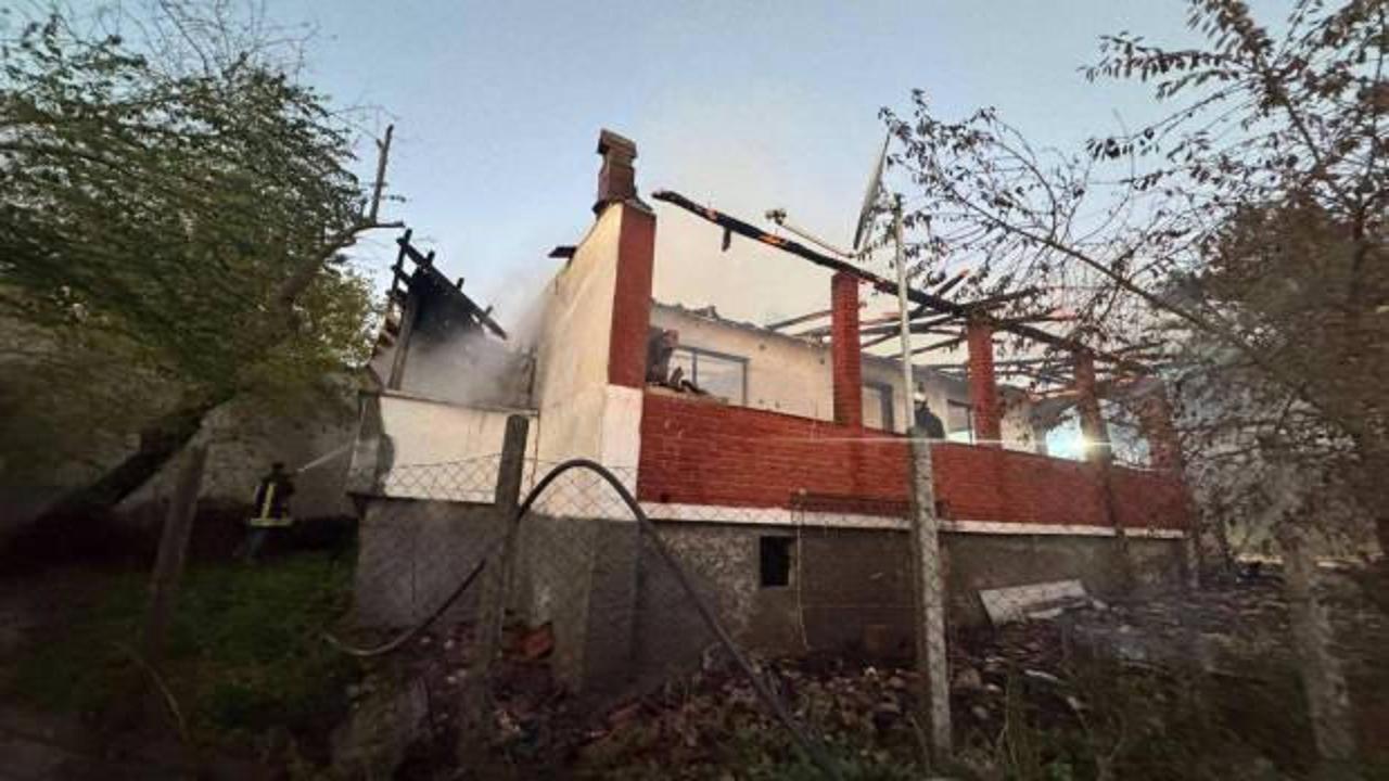 Ş&ouml;mineden sı&ccedil;rayan ateş tek katlı evi k&uuml;le &ccedil;evirdi