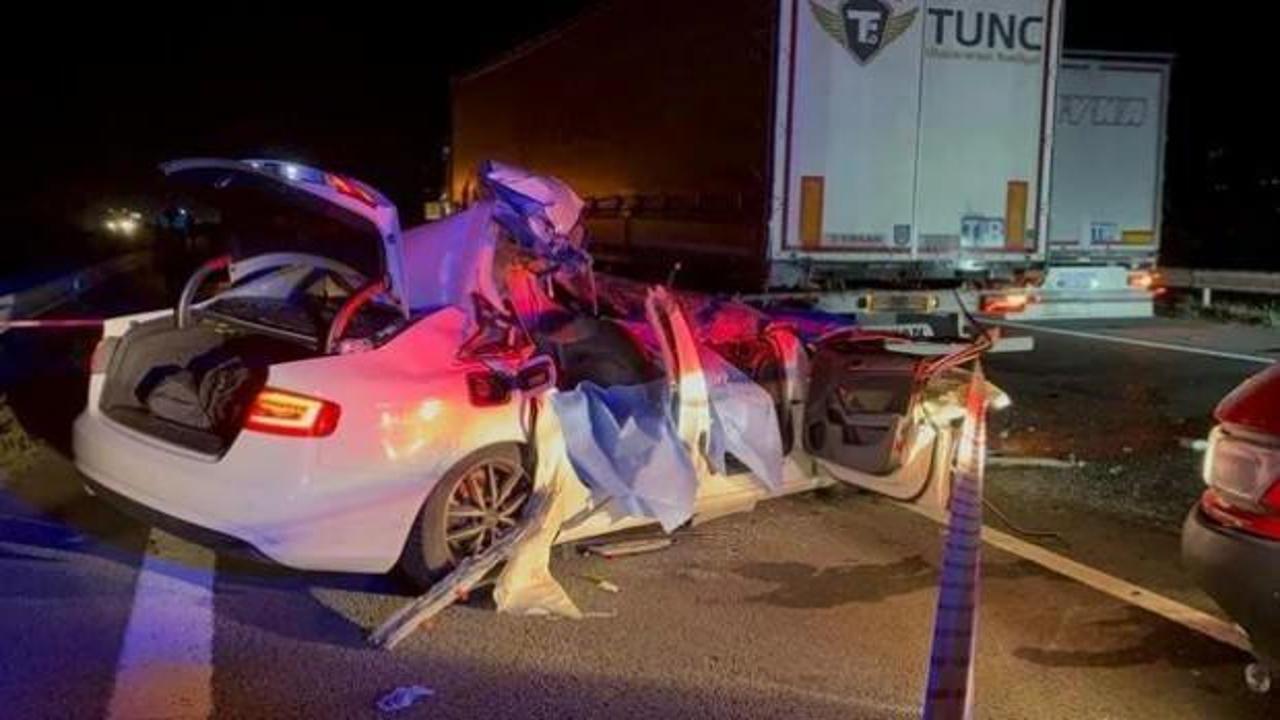 TEM'de feci kaza: TIR'a çarpan otomobilde 2 kişi hayatını kaybetti
