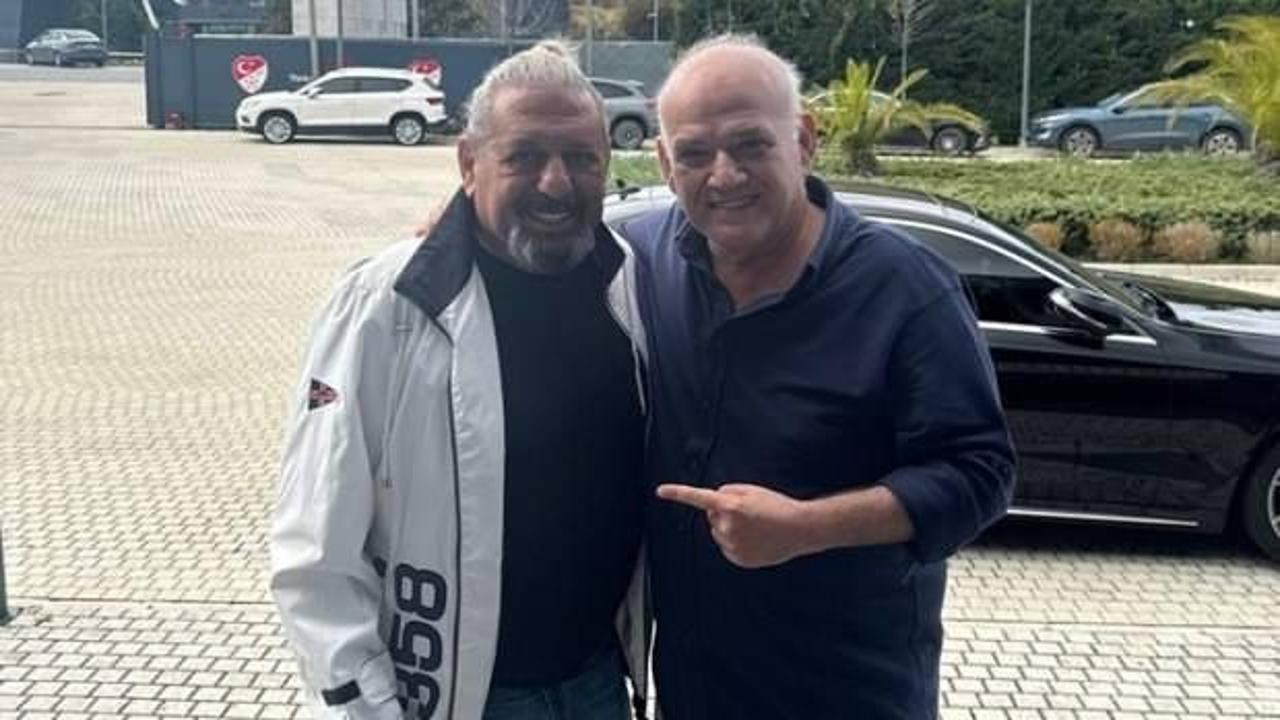 Yıllar s&uuml;ren k&uuml;sl&uuml;k sona erdi! Ahmet &Ccedil;akar, Erman Toroğlu'nun elini &ouml;pt&uuml; 