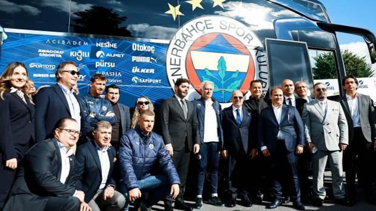 Fenerbahçe Futbol A Takımı, yeni otobüsünü teslim aldı