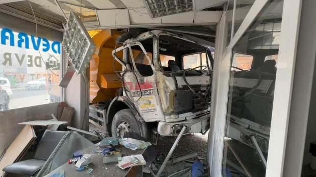 Avcılar'da freni boşalan hafriyat kamyonu iş yerine girdi