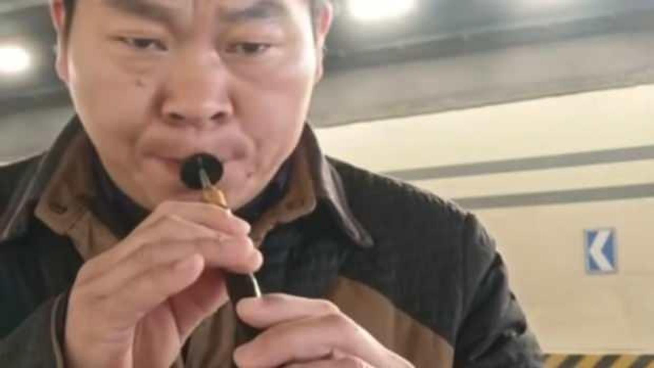 Yol kenarında zurna &ccedil;alan &Ccedil;inlinin gizemi &ccedil;&ouml;z&uuml;ld&uuml; 