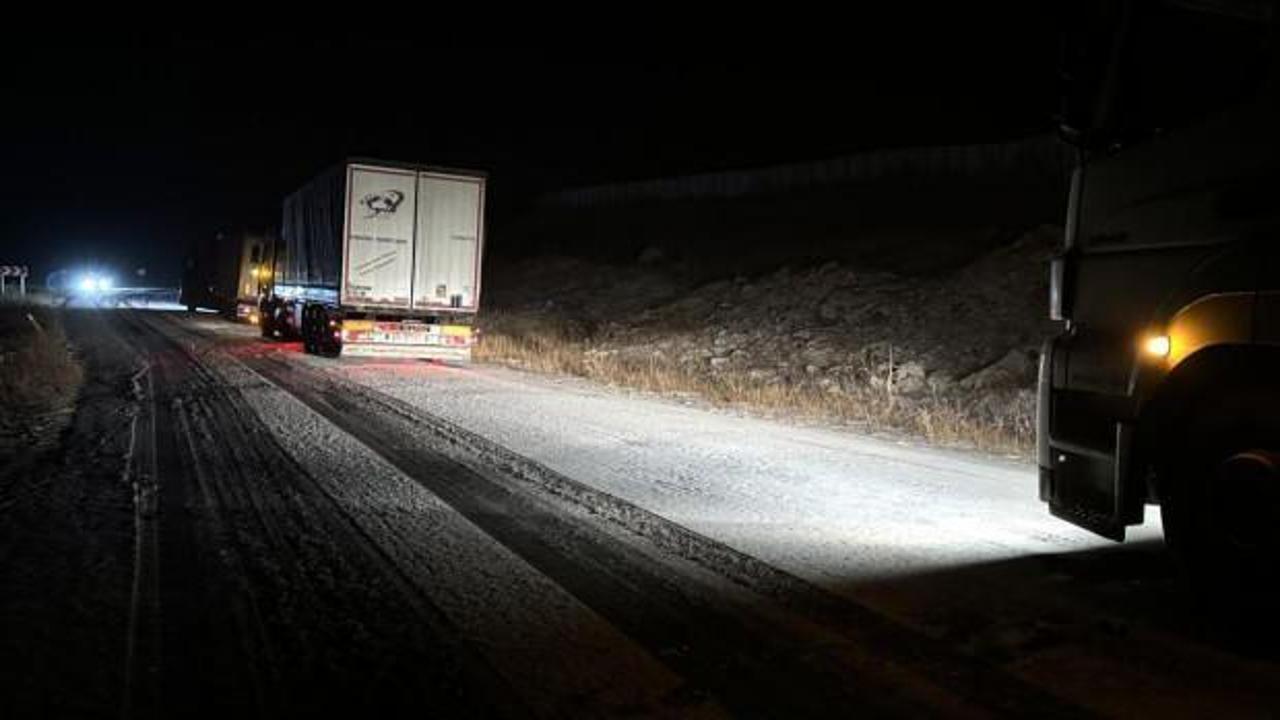 Kar yağışı bastırdı! Araçlar yolda kaldı