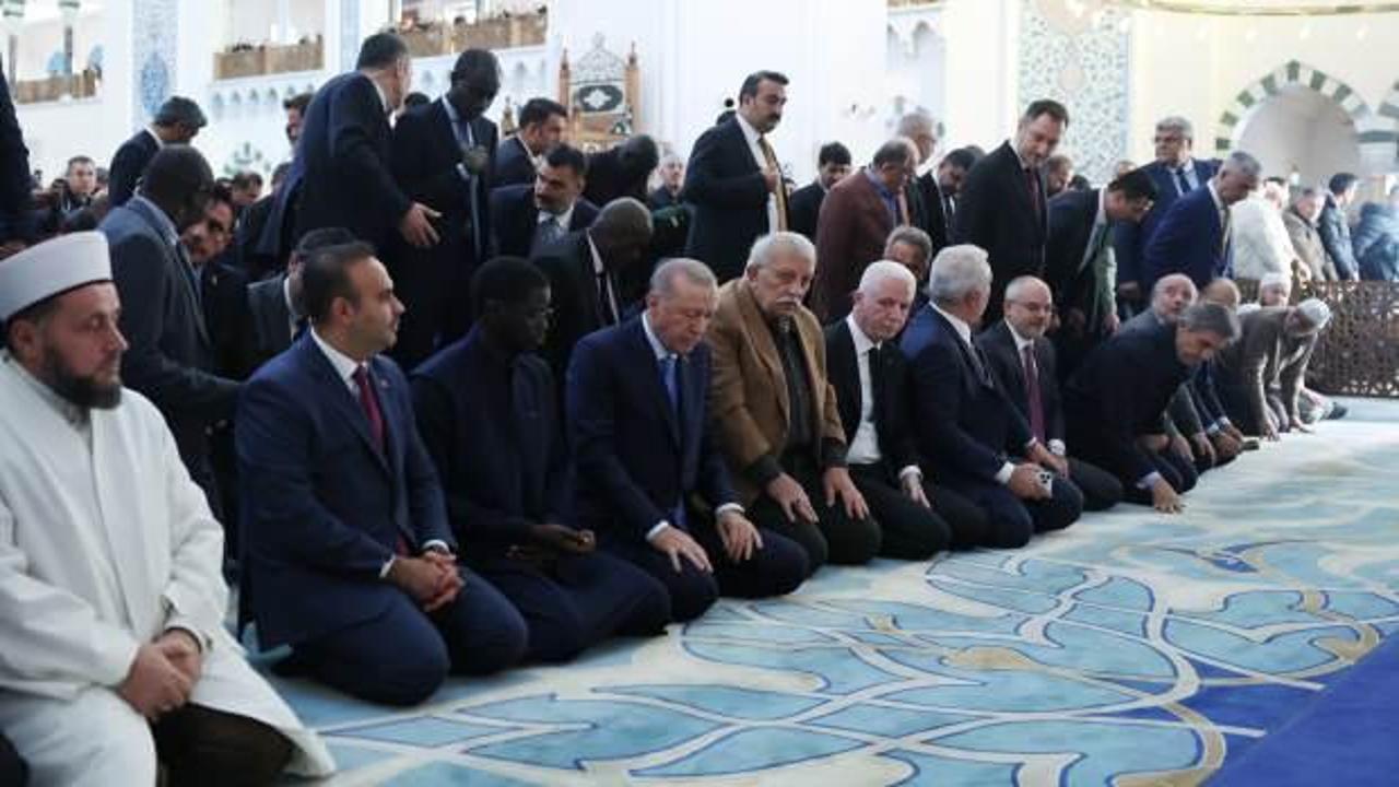 Cumhurbaşkanı Erdoğan, cuma namazını B&uuml;y&uuml;k &Ccedil;amlıca Camisi'nde kıldı