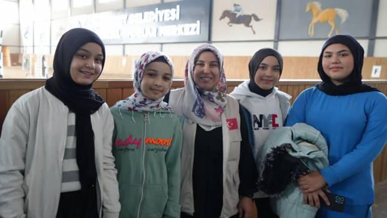 Gaziantep'te yetim &ccedil;ocuklar ve anneler i&ccedil;in at binme etkinliği