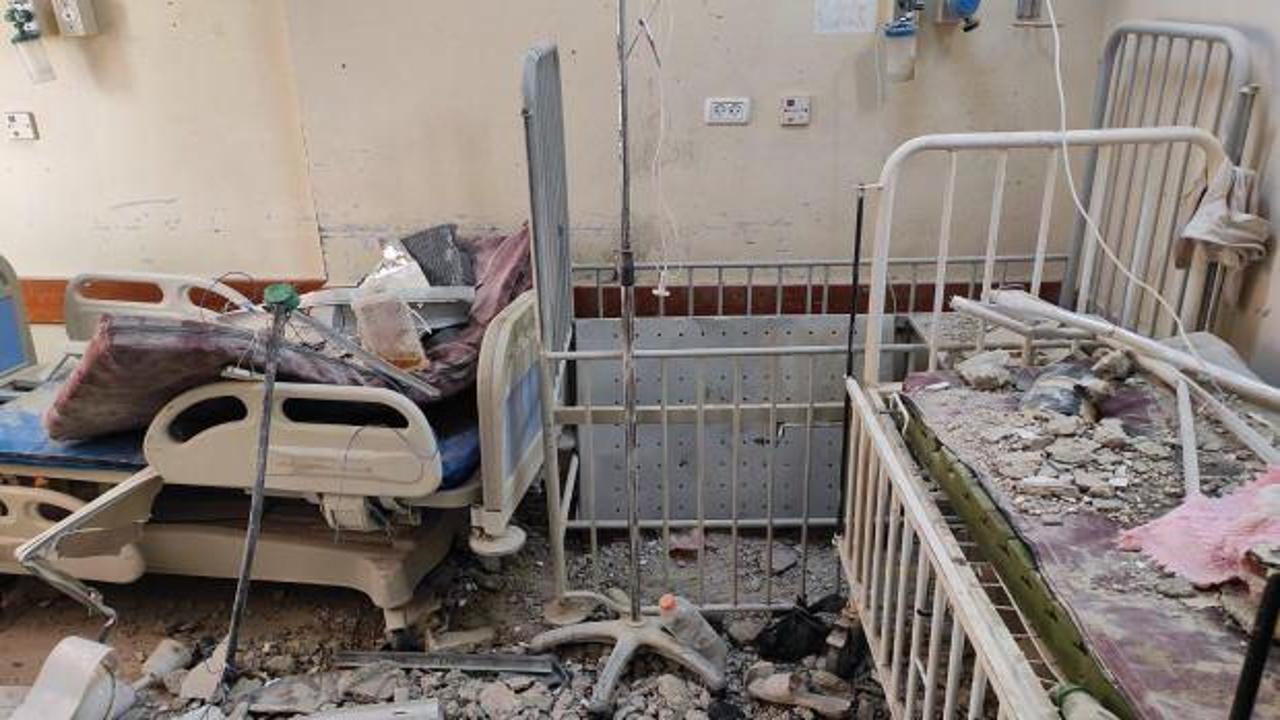 İsrail, Gazze'nin kuzeyindeki tek hastanede tıbbi malzemelerinin bulunduğu katı hedef aldı