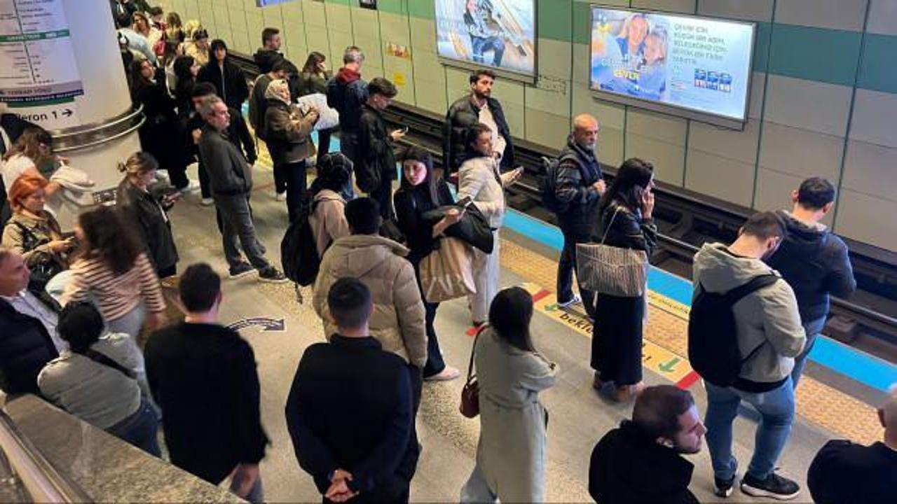 İstanbul’da metro çilesi! Seferler aksadı, vatandaş dakikalarca bekledi
