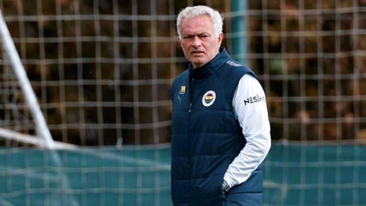 Sekerek y&uuml;r&uuml;yen Mourinho g&uuml;ndem oldu