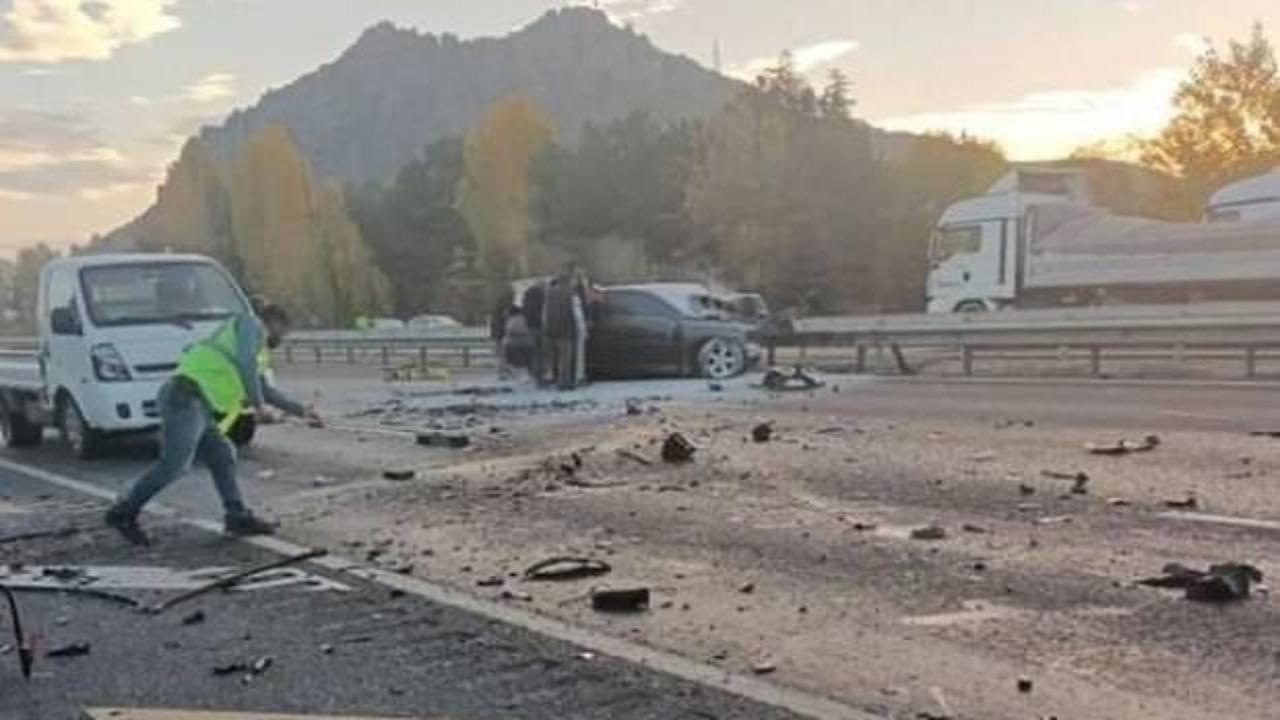 Ters yönde giden otomobil dehşet saçtı: 3 ölü 2 yaralı