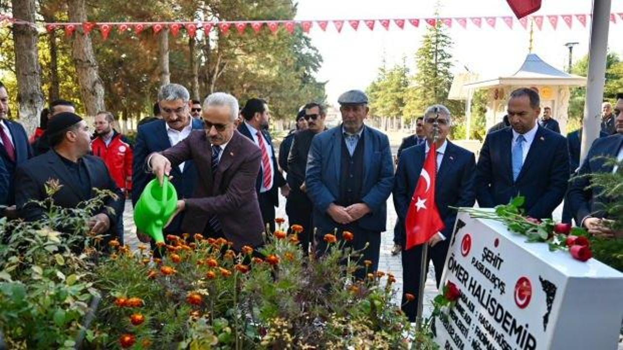 Bakan Uraloğlu, şehit &Ouml;mer Halisdemir'in kabrini ziyaret etti