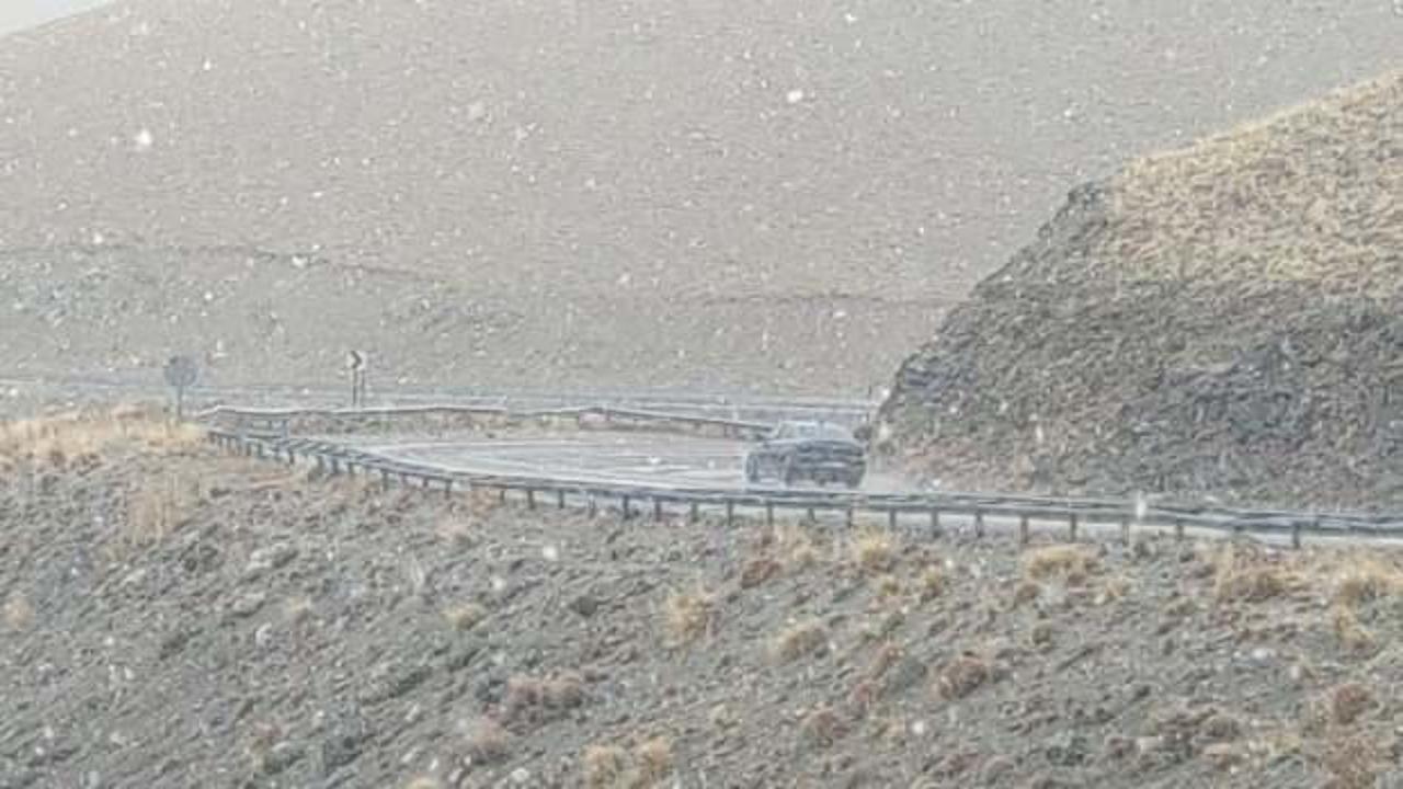 Van'ın 3 bin rakımlı Karabet Ge&ccedil;idi'ne mevsimin ilk karı d&uuml;şt&uuml;